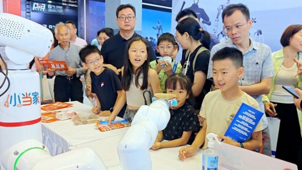 “丽阳小当家”赴英 家政机器人出海服务第一品牌 中国具身智能迈出进家服务出海第一步